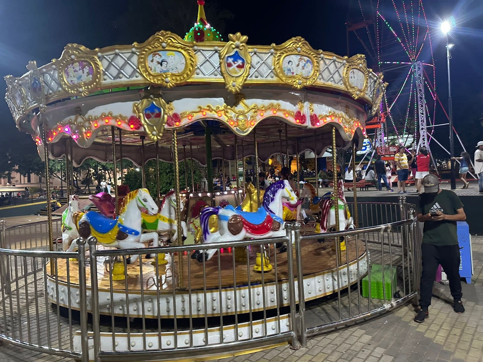 Polémica en Caacupé por carrusel y rueda gigante en la plaza Tte. Fariña